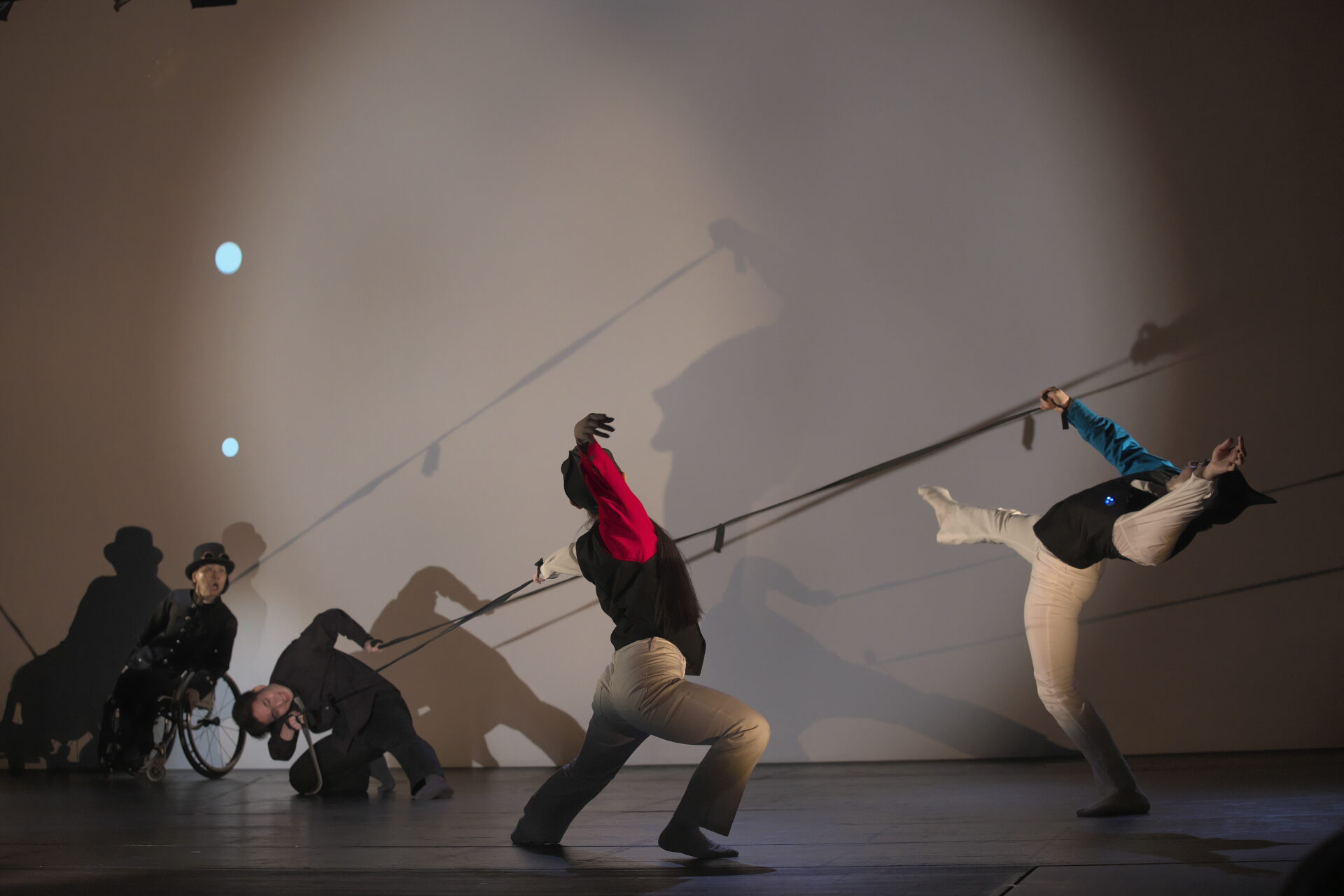 ダンスカンパニー響舞台画像・有機物と無機物とが人の動きで映し出されています